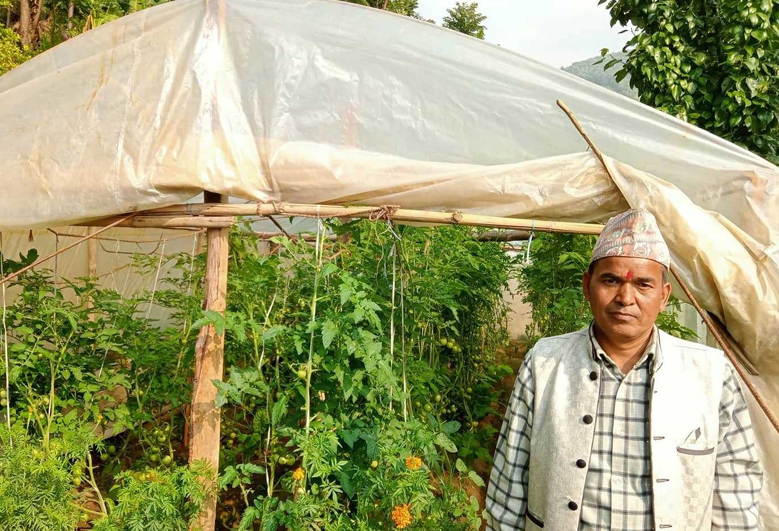 दुई वडावासीलाई तरकारी खुवाउँदै बझाङका प्रकाश