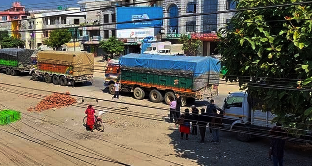 कैलालीको लम्कीमा पूर्व–पश्चिम राजमार्ग अवरुद्ध