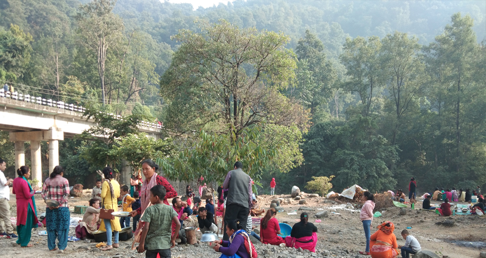 गोदावरीमा पिकनिक खान आउनेबाट अवैध असुली