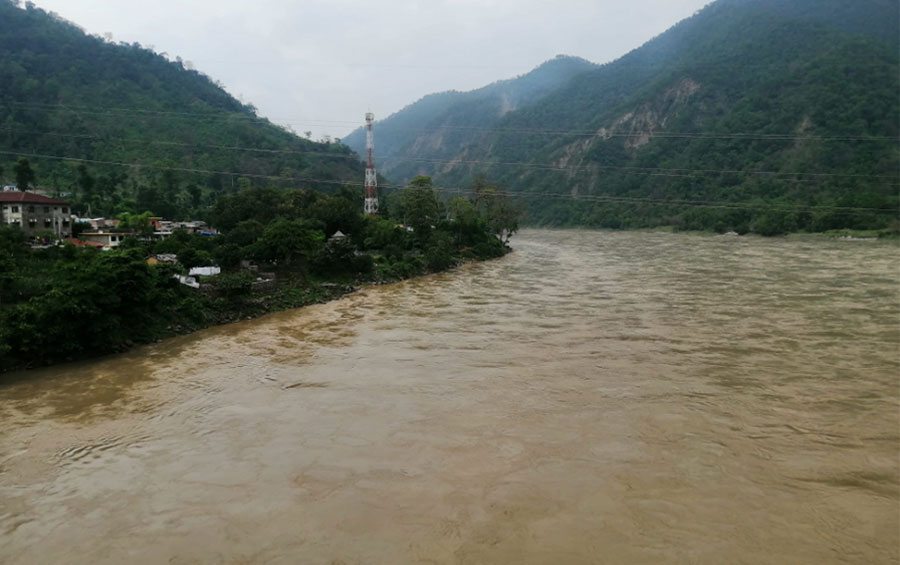 कर्णाली नदीले खतराको तह पार गर्‍यो, अझै मंगलबारसम्म वर्षा हुने