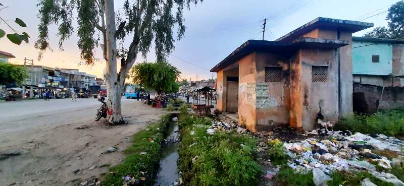 अत्तरियामा रहेको सार्वजनिक शौचालय प्रयोगविहीन, बजार नै दुर्गन्धित