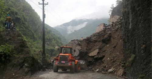 बैतडीमा पहिरो, जयपृथ्वी राजमार्ग अवरुद्ध