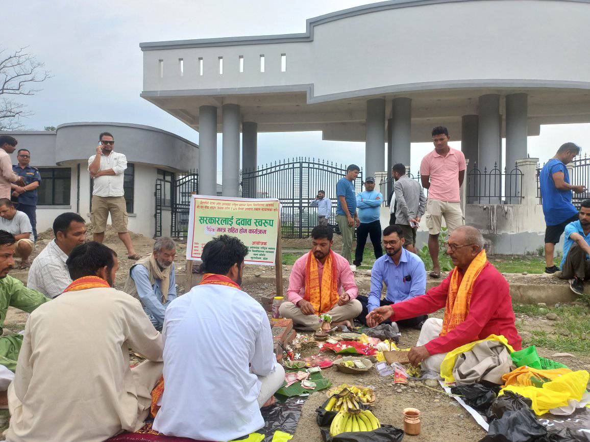 गेटा मेडिकल कलेजको गेट अगाडी बैद्दिक मन्त्रसहित होम