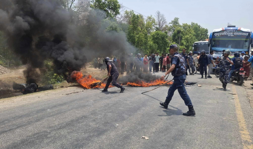 कैलालीमा ट्रक र मोटरसाइकल एक आपसमा ठोक्किँदा एक जनाको मृत्यु,पूर्व–पश्चिम राजमार्ग बन्द पश्चात  खुलाइयो