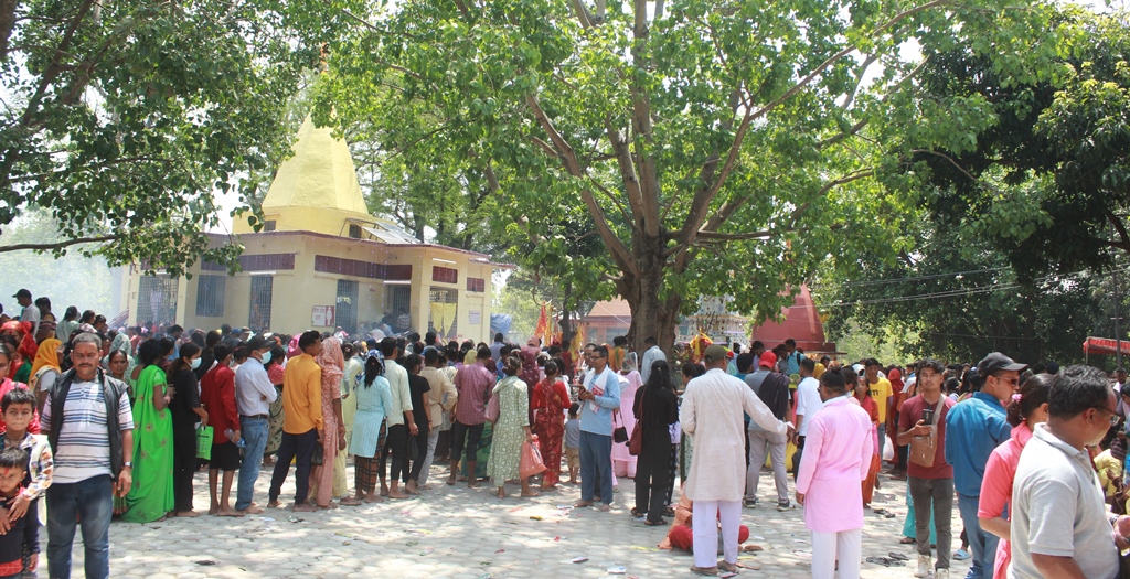 गङ्गा दशहराको अवसरमा बेहडाबाबामा दर्शनार्थीको घुइँचो