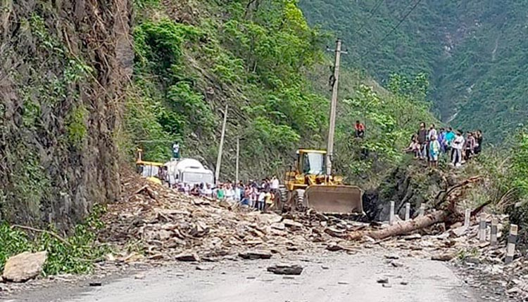 मुग्लिङ नारायणगढ सडक खण्ड अवरुद्ध