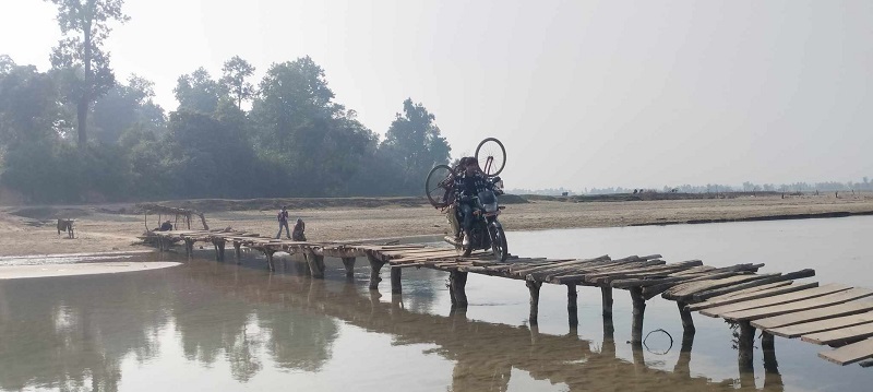 कञ्चनपुर : दोदा नदी तर्न फड्केकाे भर, शुल्क तिर्नुपर्ने बाध्यता