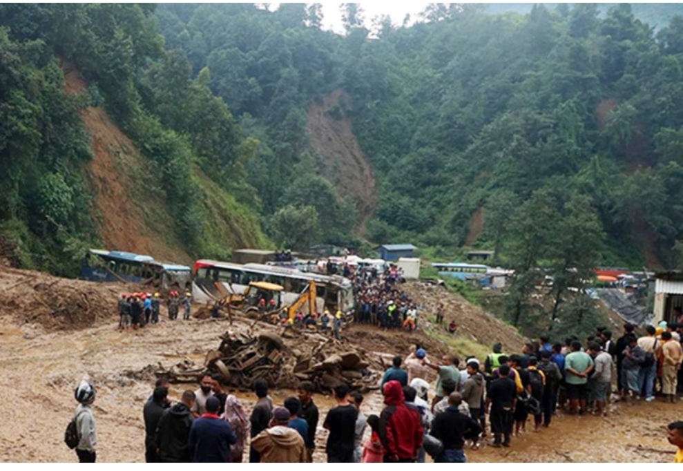 पहिरोमा पुरिएका तीन बसबाट निकालिए ३५ शव