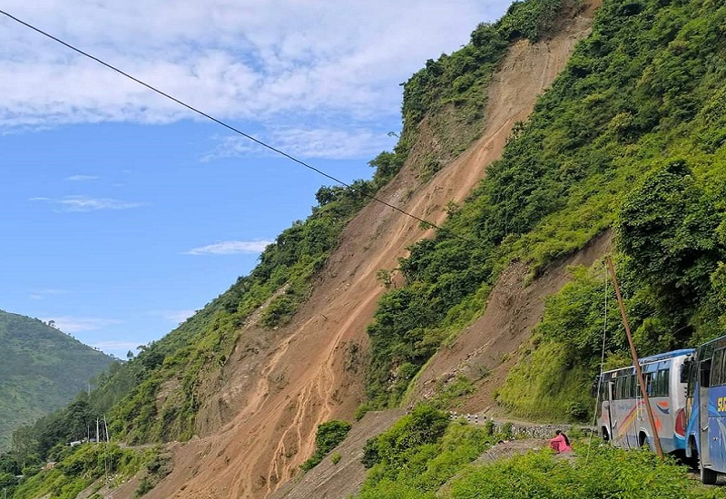 बझाङमा पहिरोले अवरुद्ध जयपृथ्वी राजमार्ग खुल्यो