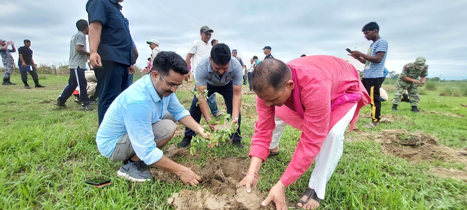 कैलालीको सुन्धारा महिला सामुदायिक वनमा वृक्षारोपण