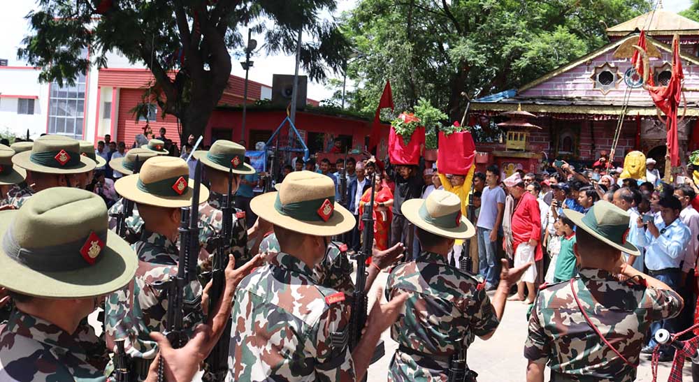 डोटीबाट सरकारी टोली पेटारोसहित बडीमालिका प्रस्थान