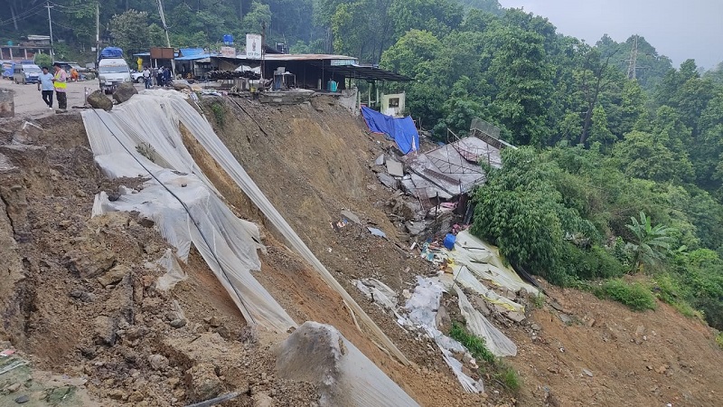 दाउन्ने खण्डमा सडक मर्मत गर्न यातायात सञ्चालनमा रोक