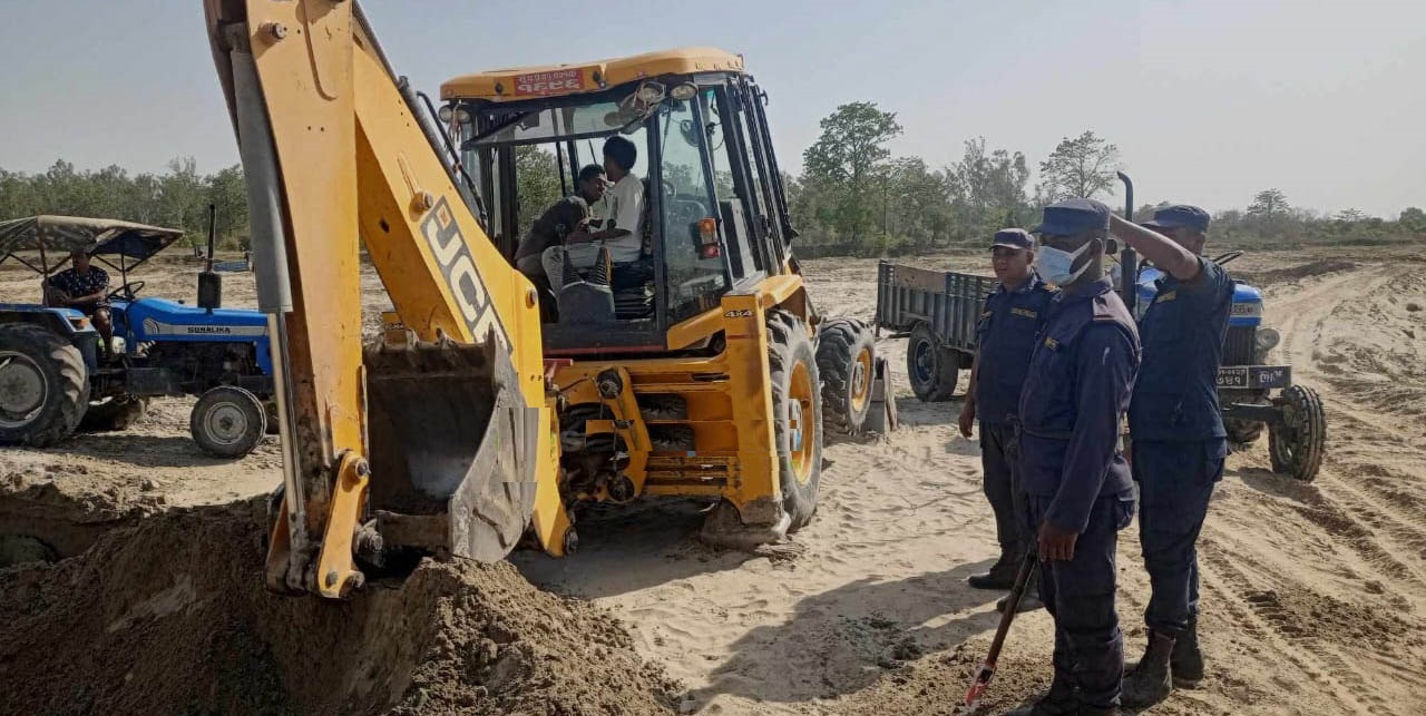 धनगढीमा अवैध उत्खनन गरिरहेका जेसिवी प्रहरीको नियन्त्रणमा