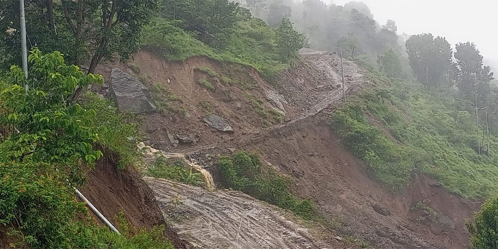 बाजुराका  ग्रामीण सडक मर्मत नहुँदा स्थानीयलाई सास्ती