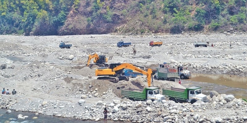 नदीजन्य पदार्थको चोरी निकासी रोक्न प्रहरीद्वारा निगरानी