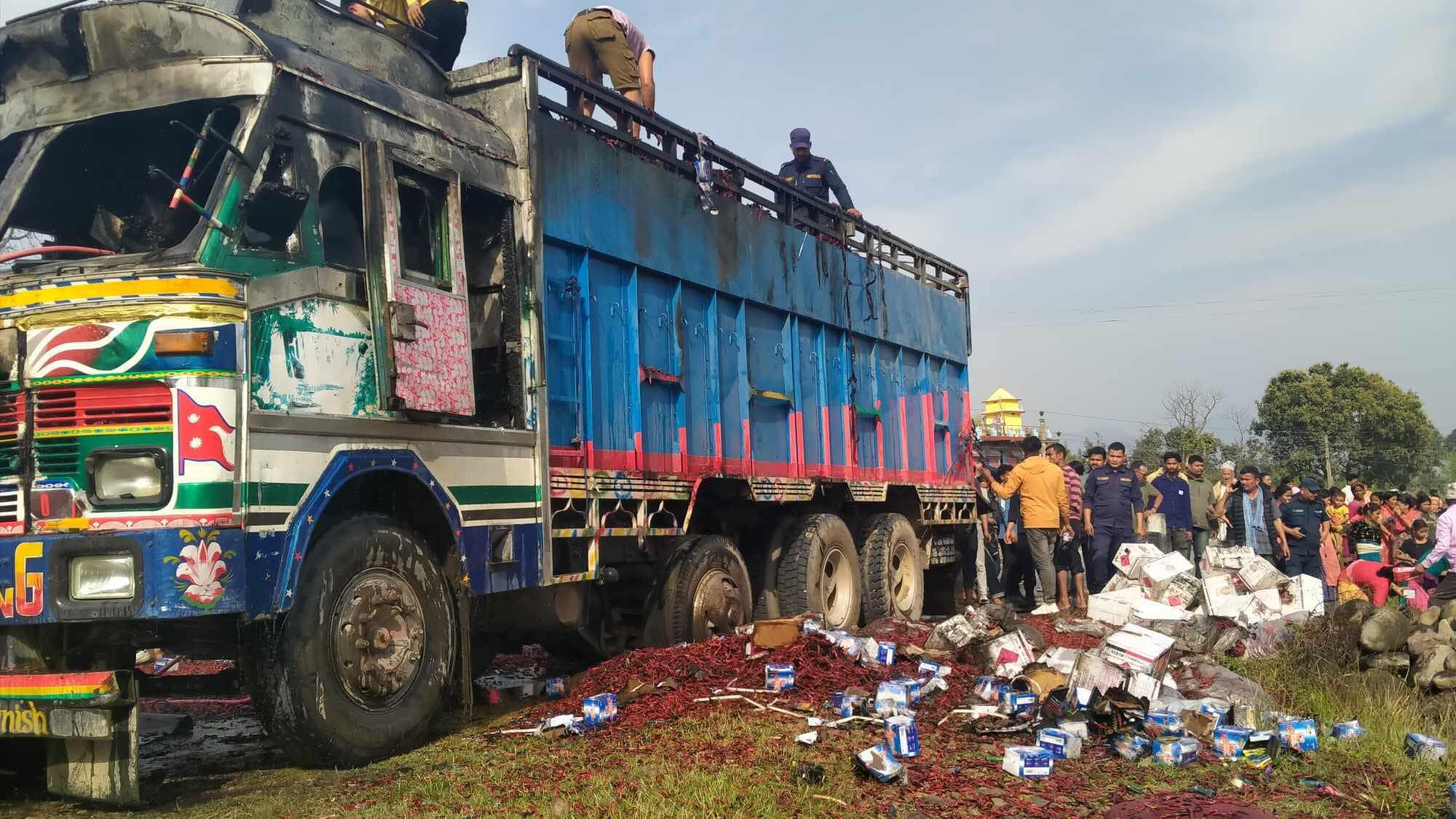 कैलालीमा फेरि लाइटर र खुर्सानी बोकेको ट्रकमा आगलागी