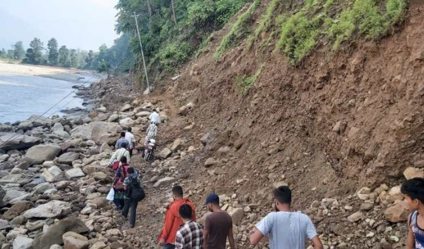 कञ्चनपुरका स्थानीय जोखिम मोल्दै सामान बोक्न बाध्य