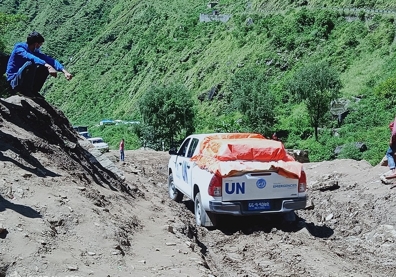 कर्णाली राजमार्ग : गाडी ओसार्दै ट्र्याक्टर