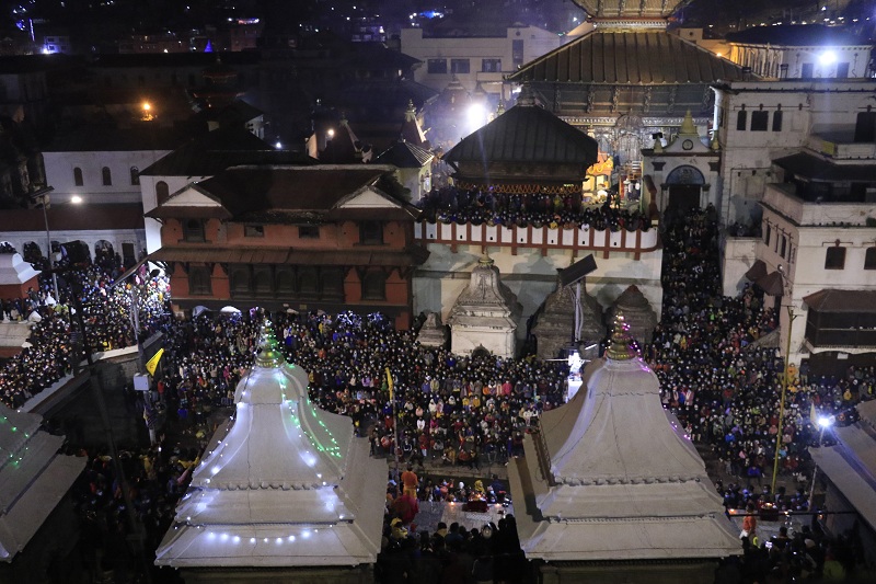 आज शिवरात्रि : पशुपति क्षेत्रमा दर्शनार्थीको भिड, बिहान ३ बजेदेखि नै चार वटै ढोका खोलियो