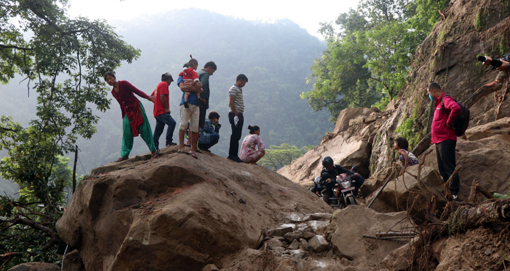 हिजो राति गएको पहिरोले सुदूरका ७ पहाडी जिल्ला जोड्ने भीमदत्त राजमार्ग अवरुद्ध