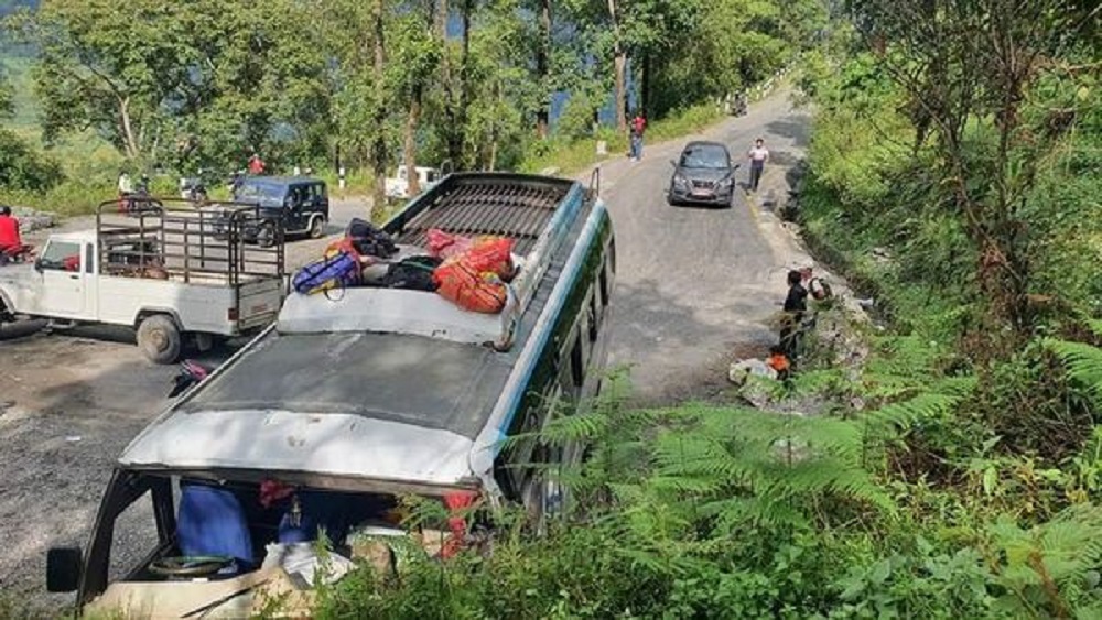 सिन्धुपाल्चोकबाट काठमाडौं आउँदै गरेको बस दुर्घटना हुँदा ३५ जना घाइते