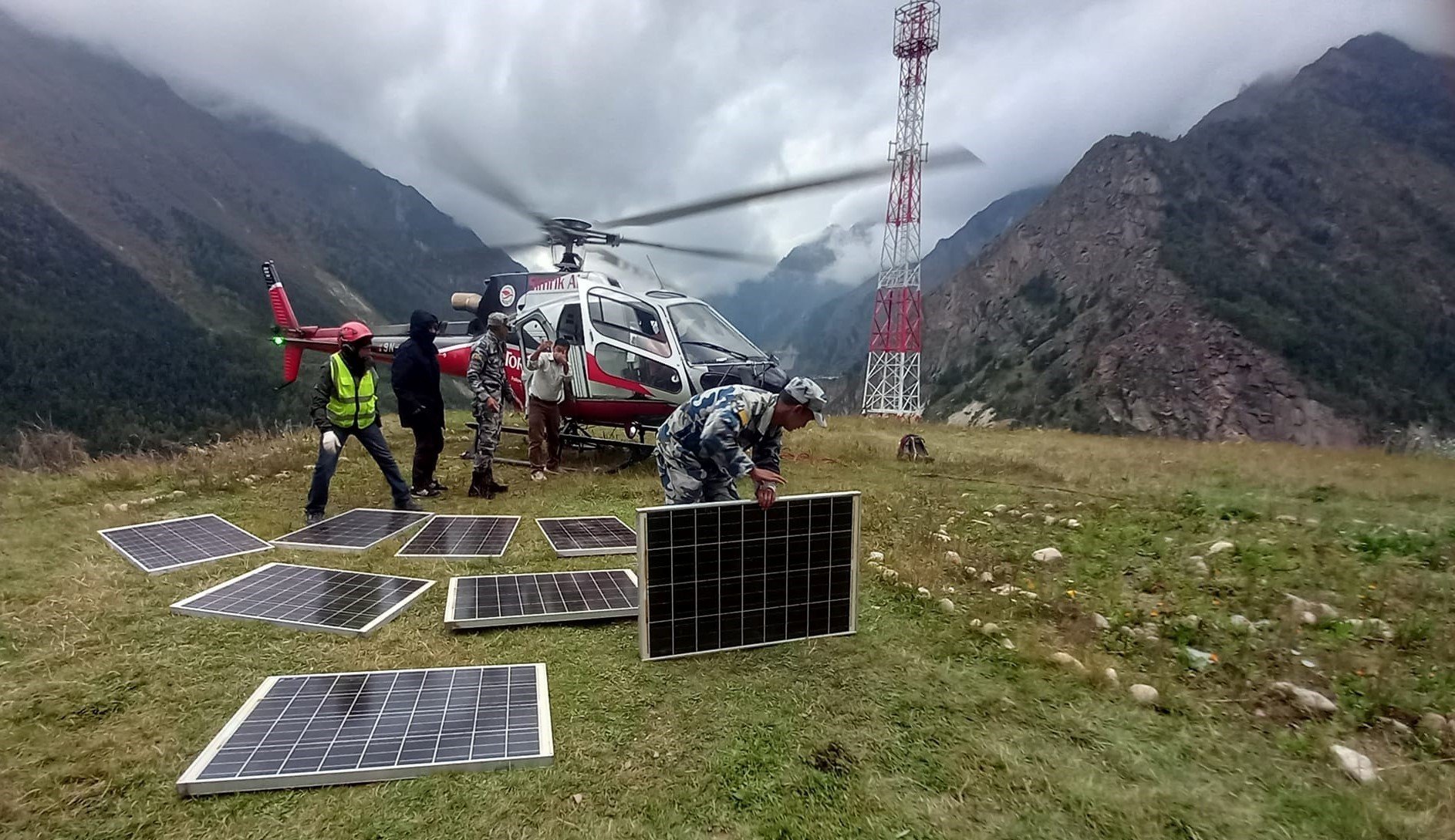 छाङरुमा सञ्चार सुचारु गर्न हेलिकोप्टरमार्फत सोलार ढुवानी