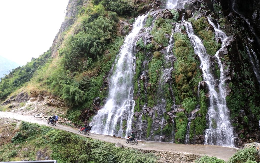 मनाङ जोड्ने एक मात्र बेसीसहर–चामे सडक पूर्णरूपमा सञ्चालन