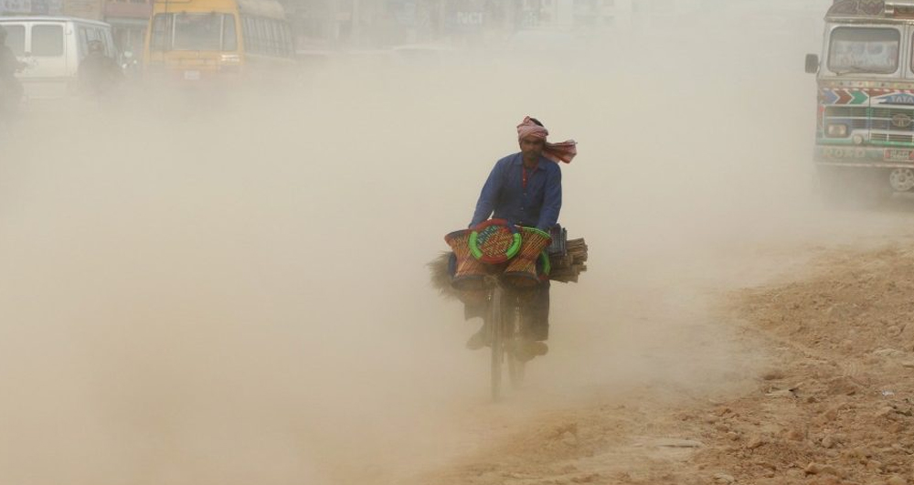 सडकमा धुलो उड्न थालेपछि कञ्चनपुरमा स्थानिय आन्दोलित