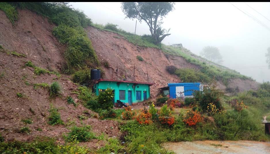 पहिरोका कारण कोईरेली गाउँ बिस्थापित