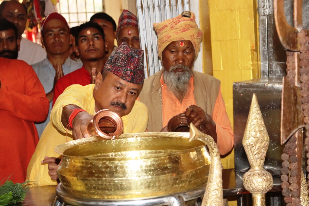 एक रुपैँया भ्रष्टाचार गर्दिन भन्दै स्वतन्त्र उम्मेदवार हमालले खाए बेडाहबाबामा कसम