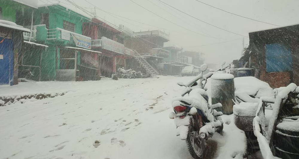 सुदूर पहाडमा बाक्लो हिमपात, चिसोले जनजीवन कष्टकर