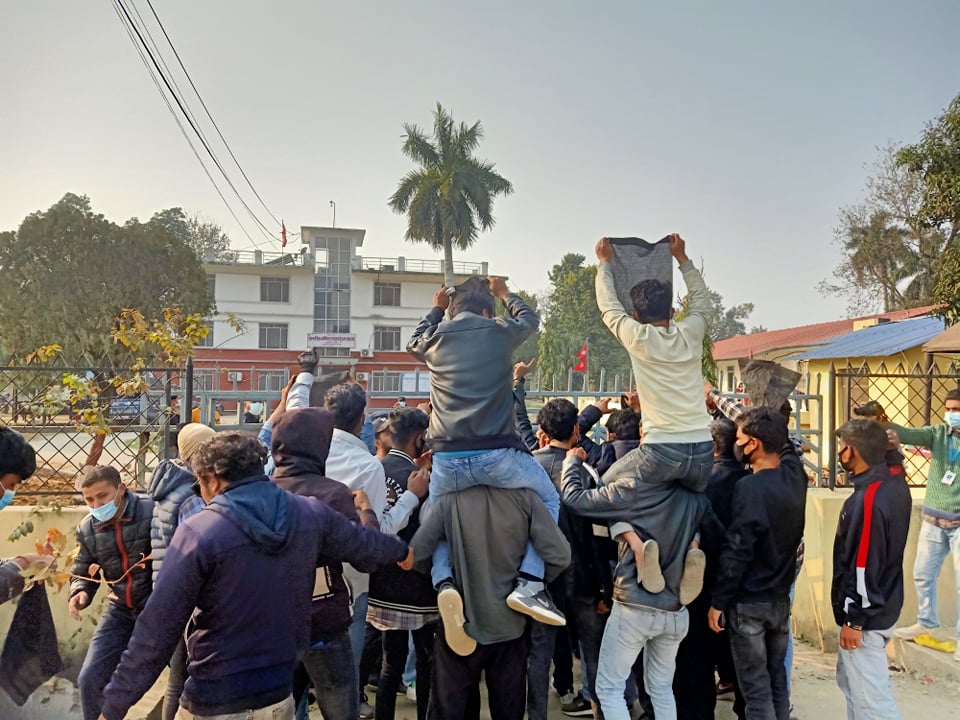 अनेरास्ववियु कैलालीको आन्तरीक मामिला तथा कानुन मन्त्रालय अगाडी कालो झण्डा सहित प्रदर्शन