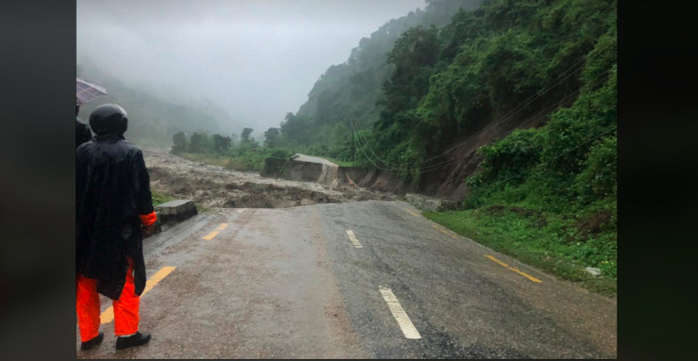 बाढीले कोशी राजमार्ग बगायो