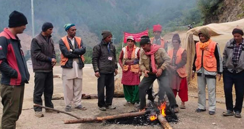 दुई वर्षदेखि पारिश्रमिक नपाएको भन्दै बैतडीमा सडक मजदुर आन्दोलित