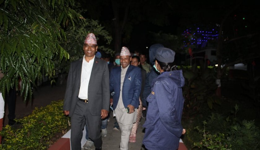 नयाँ मुख्यमन्त्रीलाई गाडी बुझाएर पैदलै हिँडेर डेरा फर्किए महेन्द्रबहादुर शाही