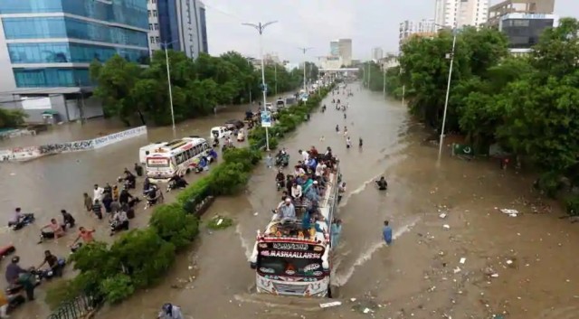 पाकिस्तानमा बाढीमा परी एक सय बढीको मृत्यु, ५७ जना घाइते