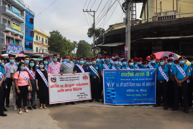 धनगढीमा ६६ औँ प्रहरी दिवसको अवसरमा  प्रहरी र युवा परिषदको' तपाईँको मास्क खै अभियान !