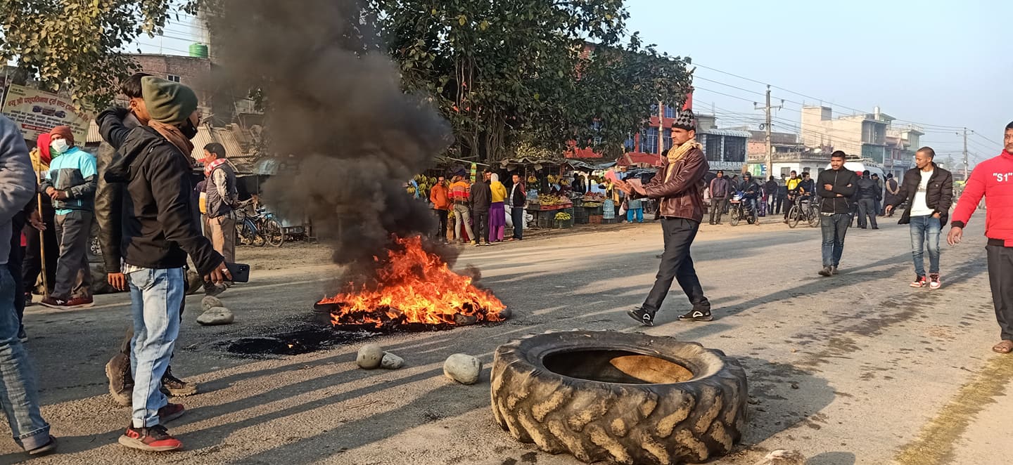 कैलालीमा ट्रकको ठक्करबाट मोटरसाइकल चालकको मृत्यु , क्षेती पूर्तिको माग गर्दै  पूर्वपश्चिम राजमार्ग अवरुद्ध