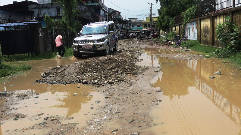 मन्त्री फेरिए तर सडक को अवस्था उस्तै