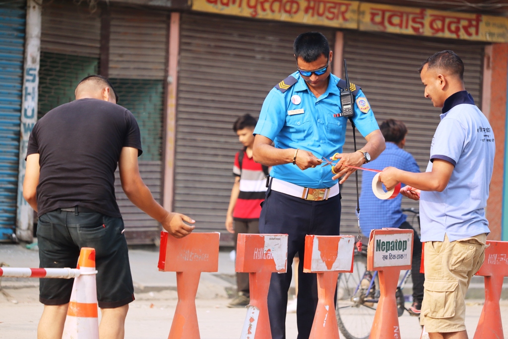 जिल्ला ट्राफिक कार्यालय कैलालीले लगायो  दुर्घटना न्युनीकरणका लागि मुख्य बजार क्षेत्रका डिभाइडरमा टल्कीने स्टिकर