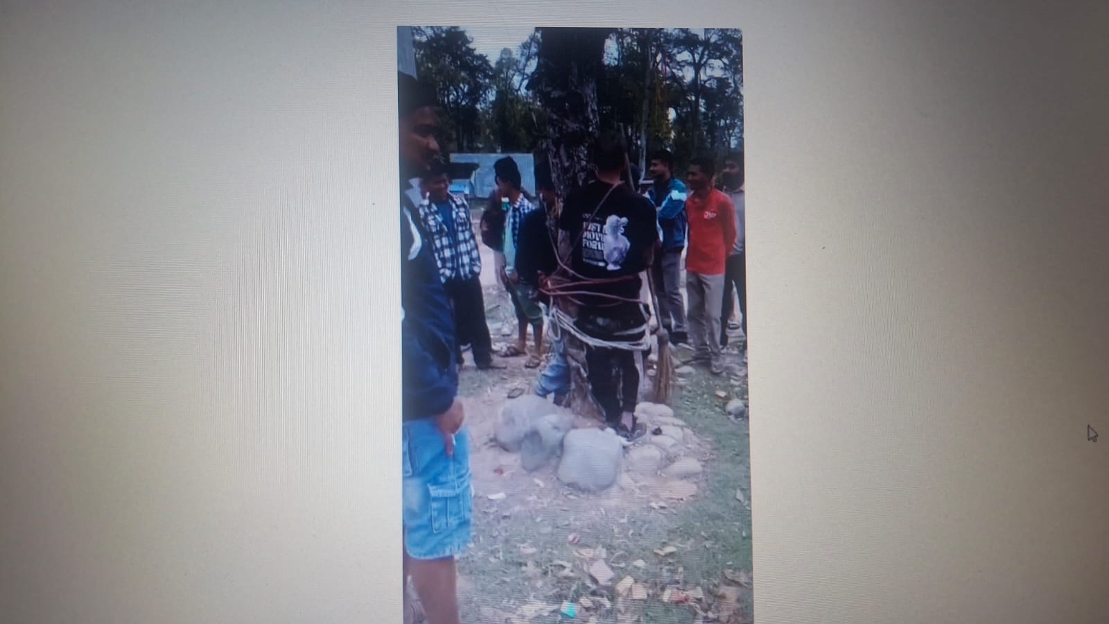 कैलालीको अत्तरियामा बसभित्र छिरेर चोरी गर्ने दुई युवकलाई रुखमा बाँधियो