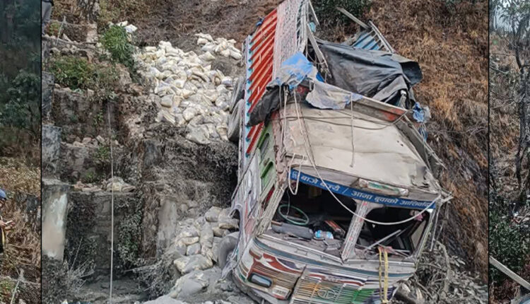 बैतडीमा ट्रक दुर्घटना हुँदा चालकसहित चार जना घाइते