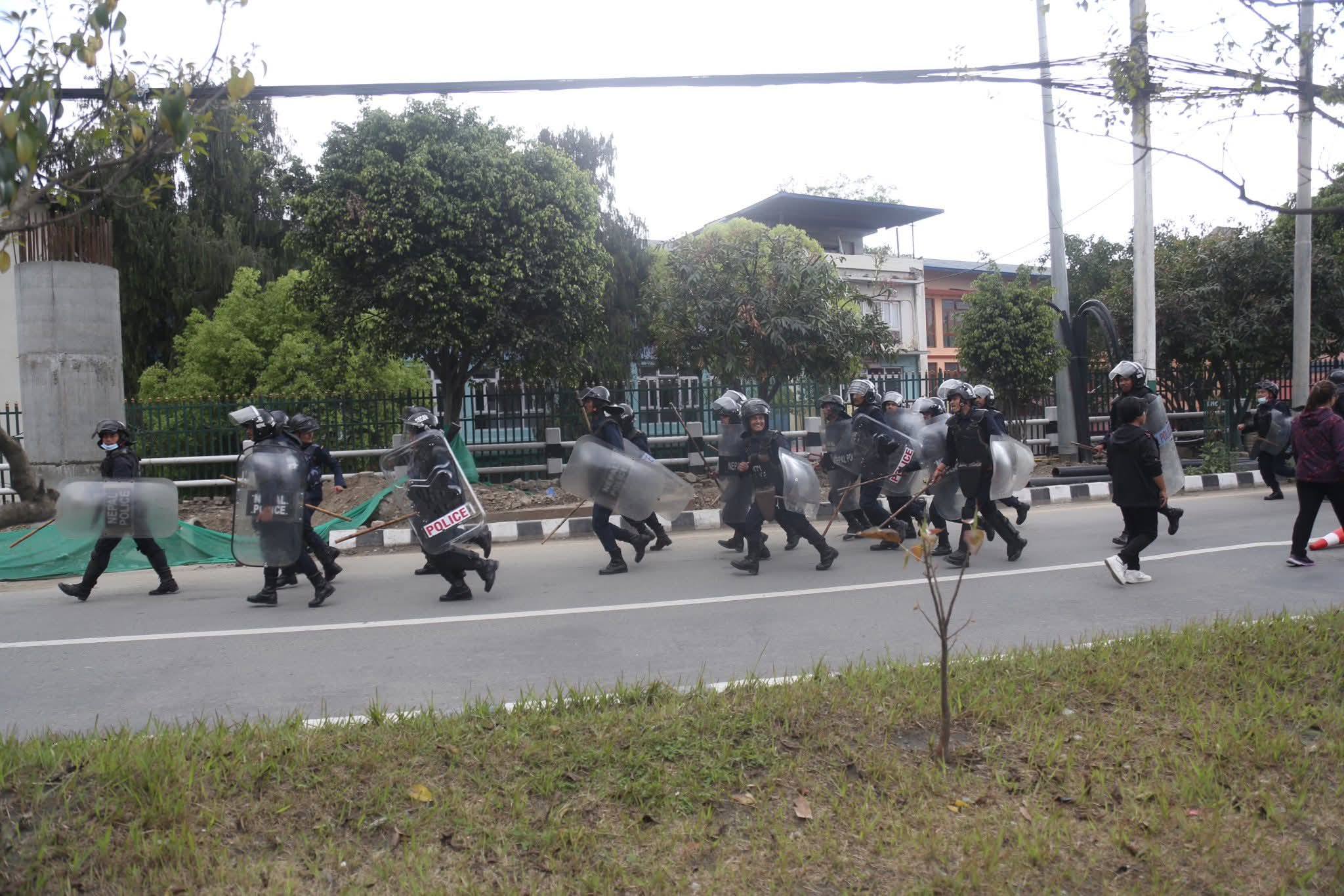 काठमाडौँ जिल्ला अदालत अगाडि झडप