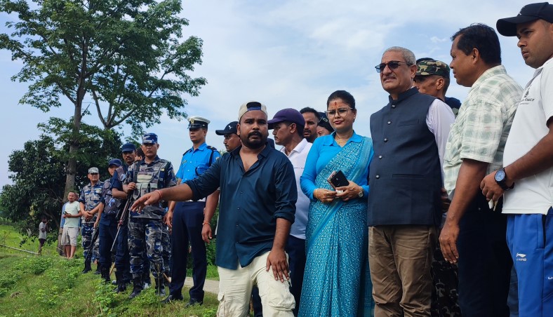 “बाढीपीडित क्षेत्र अवलोकन गर्दै गृहमन्त्री लेखकको आश्वासन”