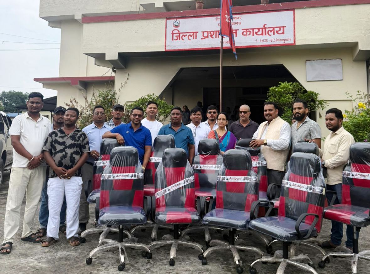 सुनचाँदी व्यवसायी संघ कैलालीद्वारा प्रशासन  र मालपोत कार्यालयलाई आवश्यक सामाग्री सहयोग