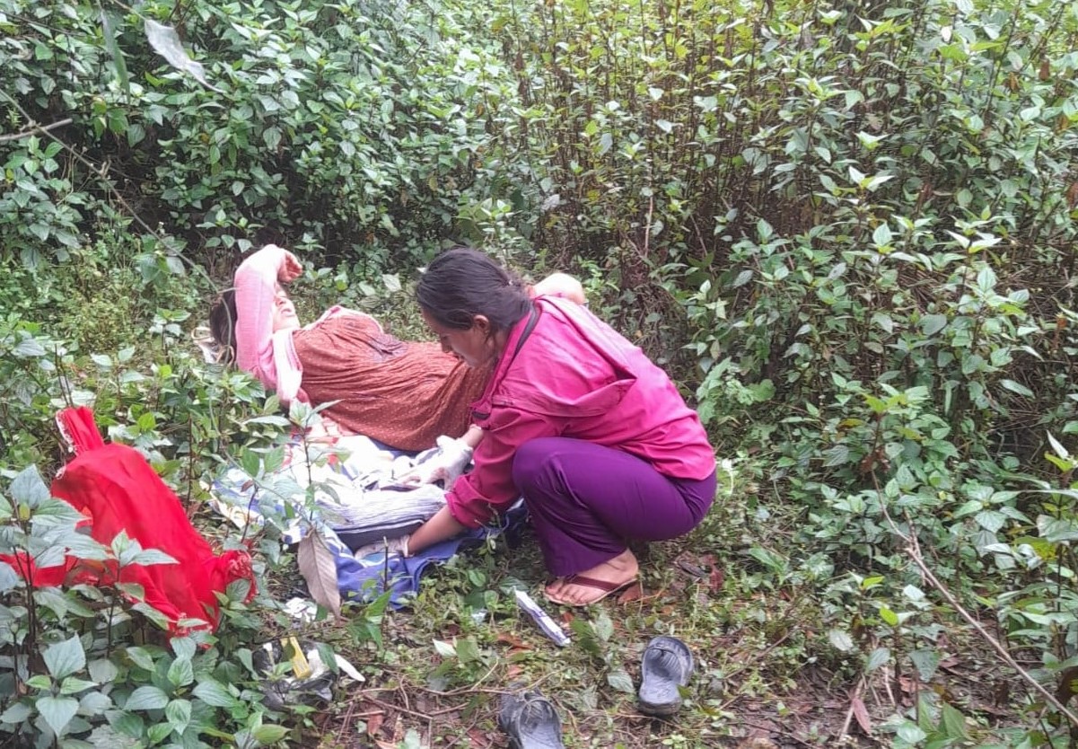 "बैतडीमा महिलाले बाटोमै बच्चा जन्माएपछि स्वास्थ्यकर्मीले दिए प्रसूती सेवा"