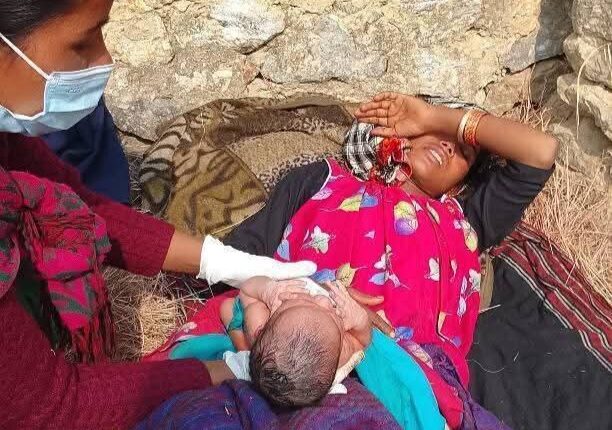 बाजुरामा बाटोमै सुत्केरीले शिशु जन्माइन्