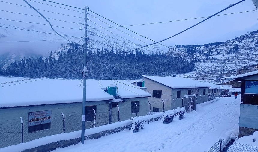 हिमपातले सुदूरपहाडका राजमार्ग र विद्युत् सेवा अवरु